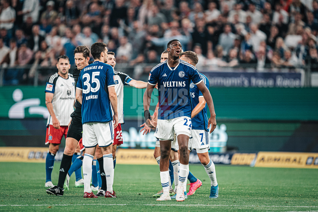 Fußball | Männer | Saison 2023/2024 | 2. Fußball-Bundesliga | 1. Spieltag | Hamburger SV vs. FC Schalke 04 | 28.07.2023 | Ibrahima Cisse (#22, FC Schalke 04) sieht die Gelb-Rote Karte und ärgert sich