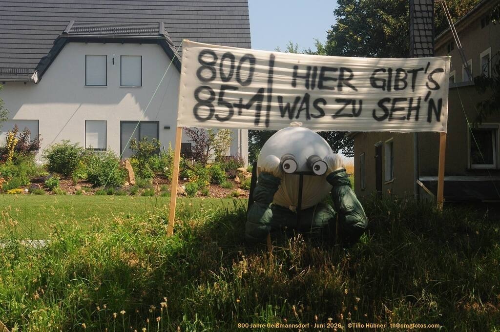 Geißmannsdorf-2026-Ortsbilder-046 | Geißmannsdorf bei Bischofswerda im Sommer 2026. Ein fotografischer Streifzug durch das Dorf Geißmannsdorf, mit Gebäuden, Straßen, Strohpuppen und geschmückten Vorgärten und Grundstücken anlässlich der 800-Jahr-Feier von Geißmannsdorf im Juni 2026 - Realisiert mit Pictrs.com