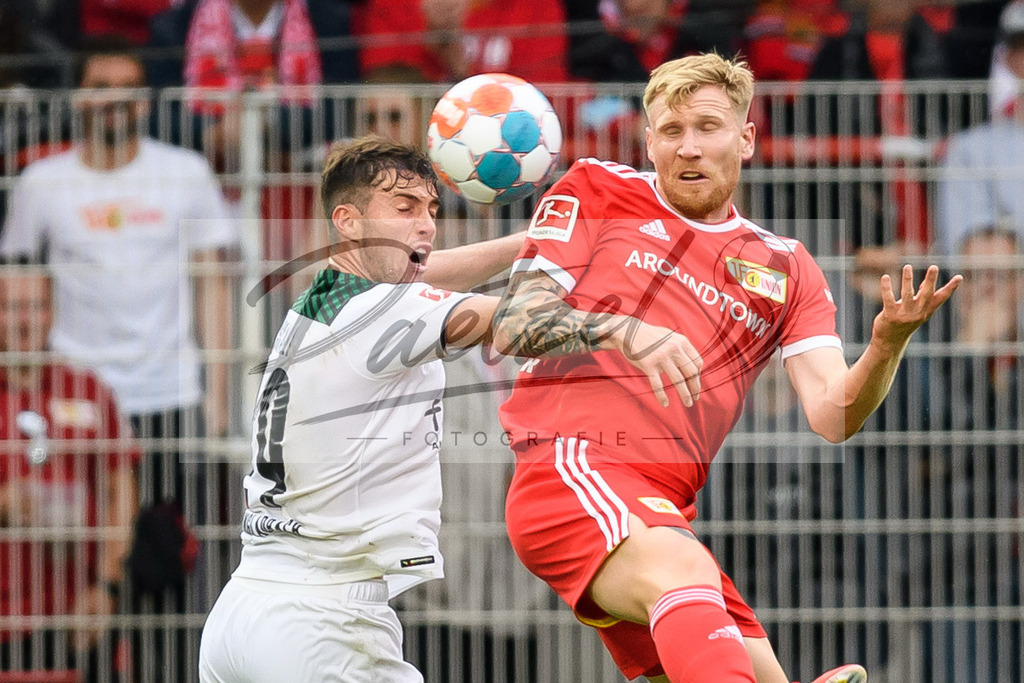 FCUBMG20210829_065 | Fussball, Herren: Joe Scally (Borussia Moenchengladbach) und Andreas Voglsammer (1.FC Union Berlin) im Zweikampf beim Spiel der 1. Bundesliga zwischen 1. FC Union Berlin und Borussia Moenchengladbach im Stadion An der Alten Foersterei am 29.08.2021 in Berlin, Deutschland. - Realisiert mit Pictrs.com