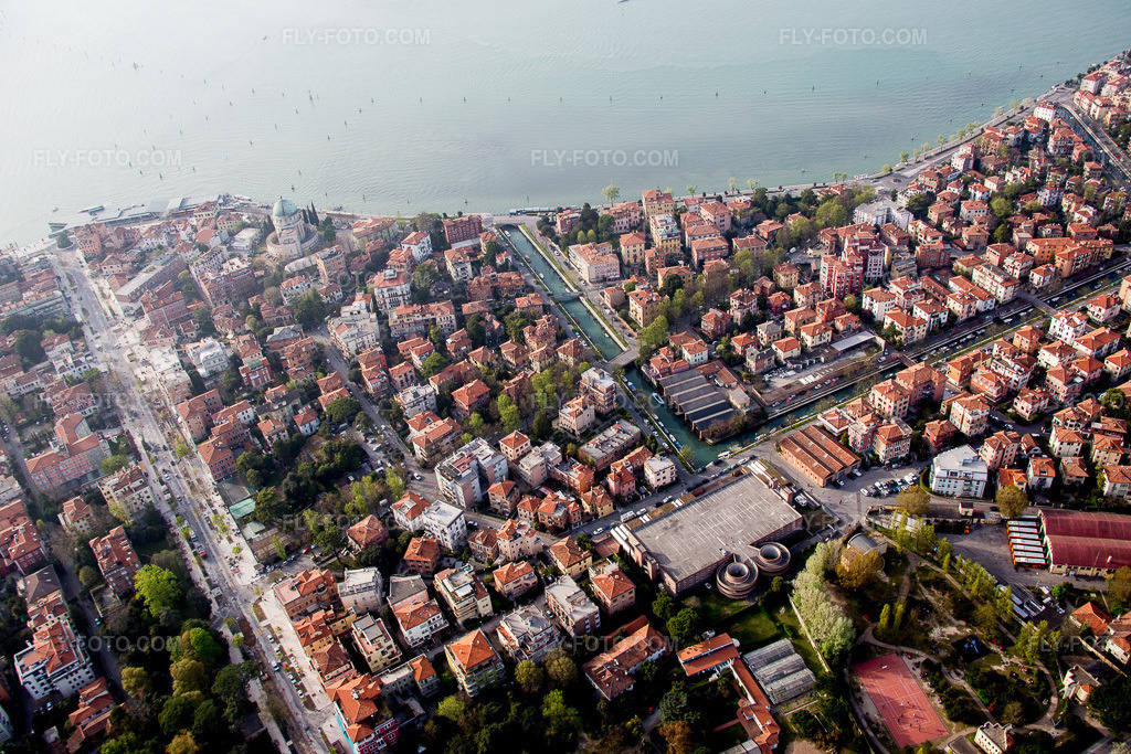 Aerial view: View of the town in Venezia in the state Veneto, Italy. – Photo: IMG_087505.jpg taken on 04/06/2016 by Werner Riehm/FLY-FOTO.com – Resolution of the original: 5472 x 3648 px