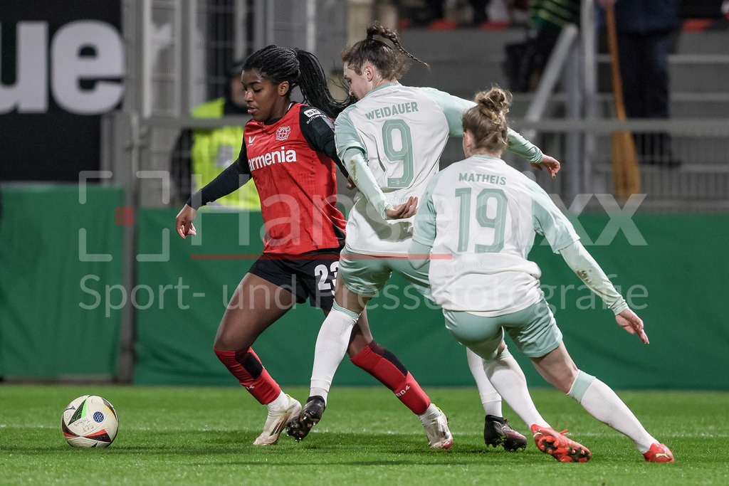 Fussball, DFB-Pokal Frauen, Bayer 04 Leverkusen - SV Werder Bremen | v.li.: Delice Boboy (Bayer 04 Leverkusen, 23), Sophie Weidauer (SV Werder Bremen, 9) und Saskia Matheis (SV Werder Bremen, 19) im Zweikampf, Duell, Dynamik, Aktion, Action, Spielszene, DIE DFB-RICHTLINIEN UNTERSAGEN JEGLICHE NUTZUNG VON FOTOS ALS SEQUENZBILDER UND/ODER VIDEOÄHNLICHE FOTOSTRECKEN. DFB REGULATIONS PROHIBIT ANY USE OF PHOTOGRAPHS AS IMAGE SEQUENCES AND/OR QUASI-VIDEO.