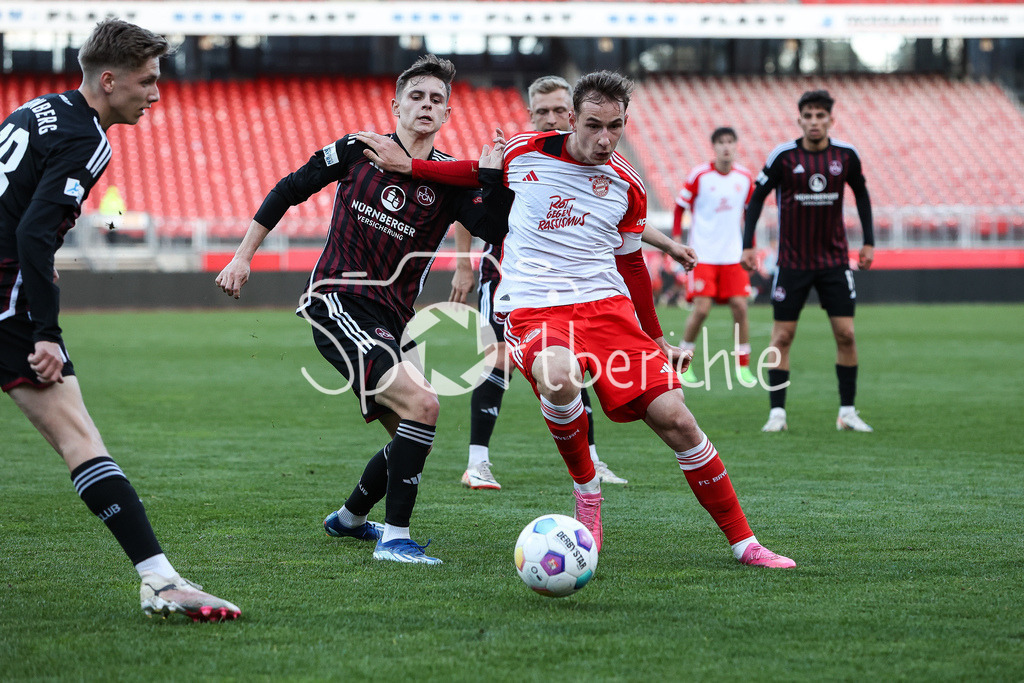 1. FC Nürnberg II - FC Bayern Amateure | im Duell Nico WILTZ (FCN #17) und Lovro ZVONAREK (FCB #8) / Zweikampf
