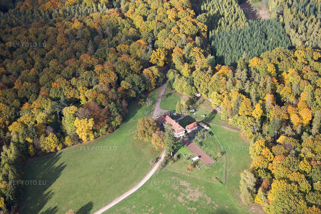 Vue aérienne: Vue de la ville à Nehwiller-près-Wœrth dans le département Bas Rhin, France. Photo: IMG_084619.jpg prise le 23/10/2015 par Werner Riehm/FLY-FOTO.eu – Résolution de l'original: 4795 x 3197 px