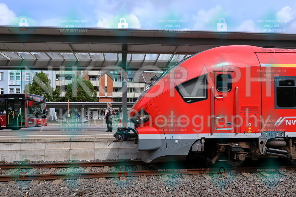Stadtbahnhof Iserlohn | Ein Regionalzug und ein Bus warten auf Fahrtgäste am Stadtbahnhof von Iserlohn.