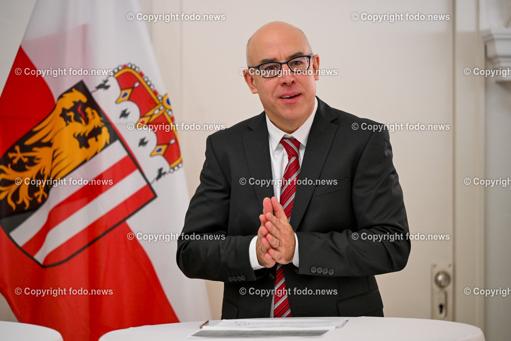 Pressekonferenz Land Ooe_ Stabilitaet der Lieferketten im Fokus_ 22.01.2024-33 | 22.01.2024, Linz, AUT, Pressekonferenz Land Ooe, Stabilitaet der Lieferketten im Fokus – aktuelle Analysen und Forschungsergebnisse und kuenftige Schwerpunkte im Bild Gabriel Felbermayr (Direktor Oesterreichisches Institut fuer Wirtschaftsforschung (WIFO) und Vizepraesident Supply Chain Intelligence Institute Austria (ASCII))