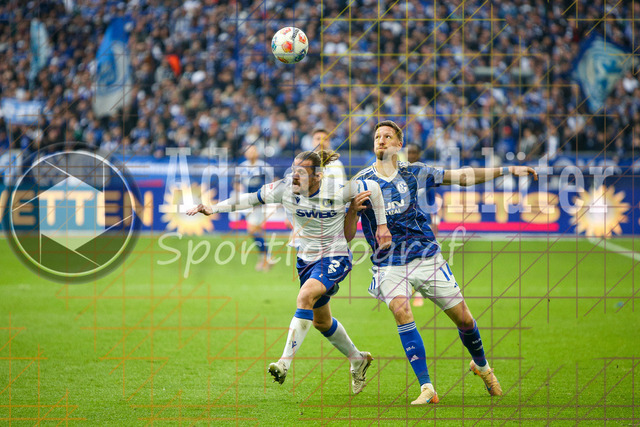 05.04.2026, GER, Fussball, Herren, 2. BL, Saison 2025/2026, FC Schalke 04 - Karlsruher SC | Sebastian Jung (KSC) und Janik Bachmann (S04) im Kampf um den Ball 