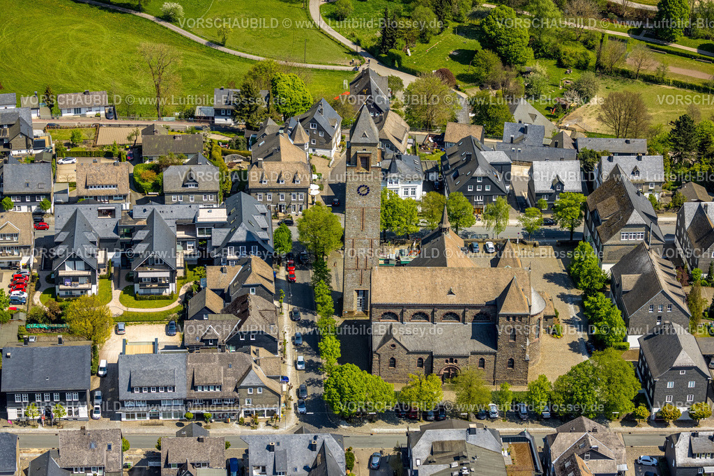 Schmallenberg240505433 | Luftbild, kath. Kirche St. Alexander und historische Häuser, Schmallenberg, Sauerland, Nordrhein-Westfalen, Deutschland