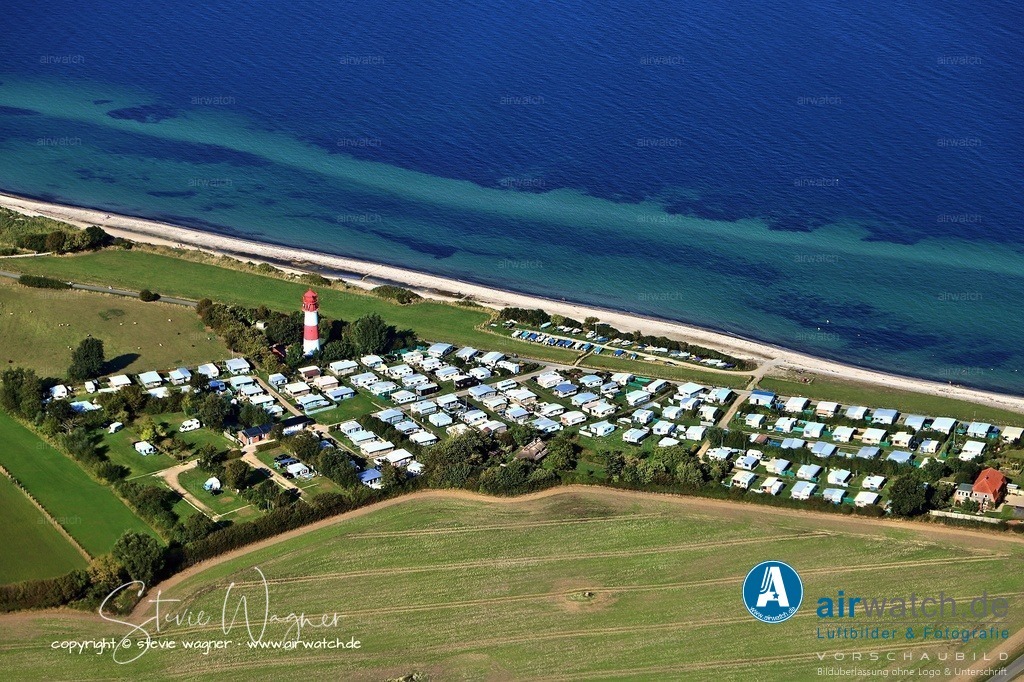 Luftbild Leuchtturm Falshöft - Der Leuchtturm ist nicht öffentlich begehbar | Der Leuchtturm ist nicht öffentlich begehbar, kann aber von außen besichtigt werden. In der Nähe befinden sich Parkmöglichkeiten und Wanderwege, die eine gute Anbindung für Ausflügler bieten. Die Umgebung eignet sich hervorragend für Spaziergänge, Vogelbeobachtung und Ausblicke über die Ostsee.