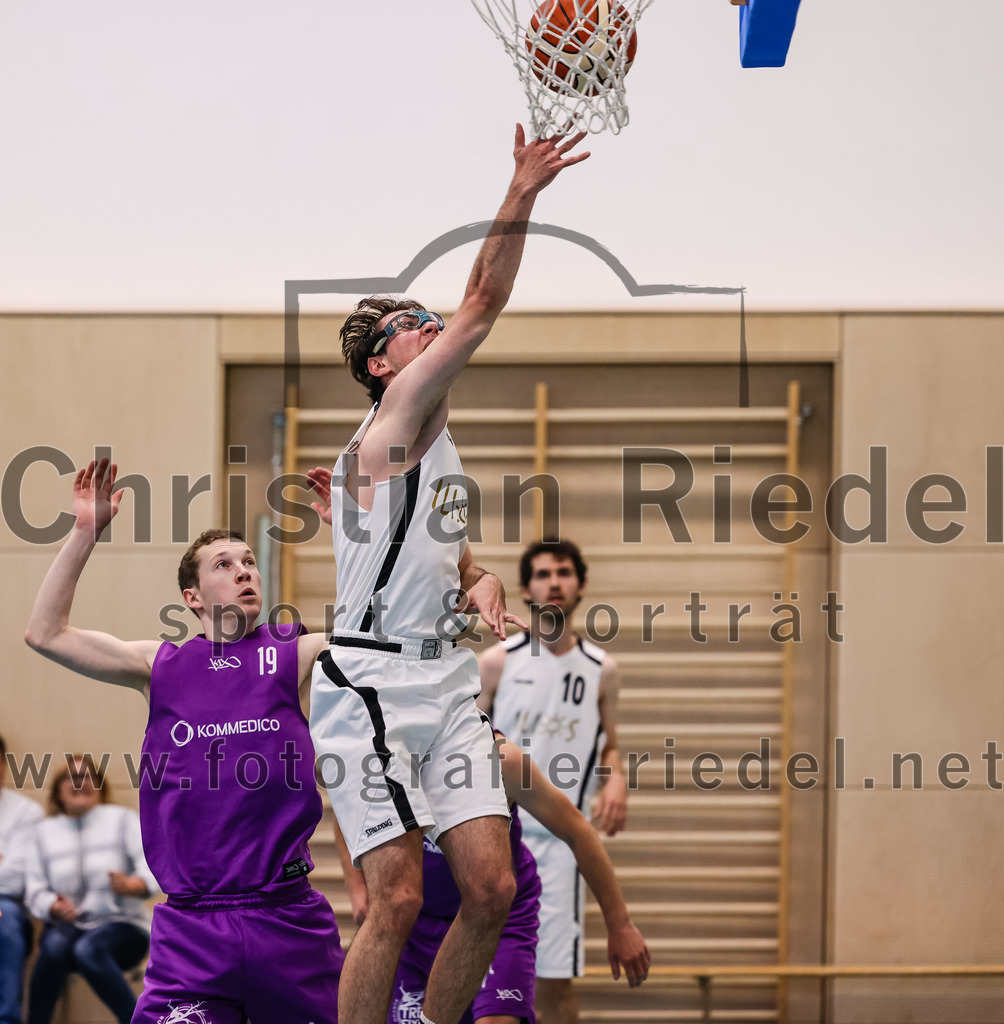 2022-05-01_076_TSV_Vaterstetten_gegen_DJK_Traunstein | Vaterstetten, Deutschland, 01.05.2022:
Basketball, Aufstiegsrunde zur Bayernliga 2021 / 2022, 5. Spieltag, TSV Vaterstetten gegen DJK Traunstein, Endergebnis: 87:79

A. Schatz (DJK Traunstein, #19), Maximilian Rothe (TSV Vaterstetten, #6)

Foto: Christian Riedel / fotografie-riedel.net