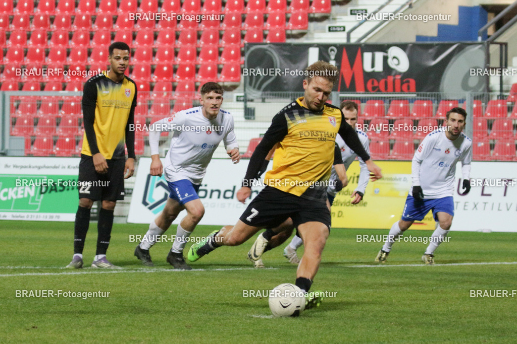 KFC Uerdingen - Ratingen 04/19 | Krefeld, Deutschland, 02.12.25 Alexander Lipinski (KFC Uerdingen) schießt den Foulelfmeter während des Oberliga Niederrhein Spiels zwiachen KFC Uerdingen - Ratingen 04/19 im Krefelder Grotenburg Stadion am 02. Dezember 2025 in Krefeld (Foto von Ralph Görtz / Brauer-Fotoagentur)