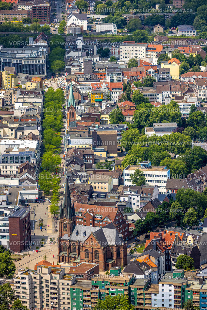 Herne250602136 | Luftbild, Kreuzkirche am Eingang der Bahnhofstraße Fußgängerzone mit grünen Bäumen, oben die St. Bonifatiuskirche, Herne-Mitte, Herne, Ruhrgebiet, Nordrhein-Westfalen, Deutschland