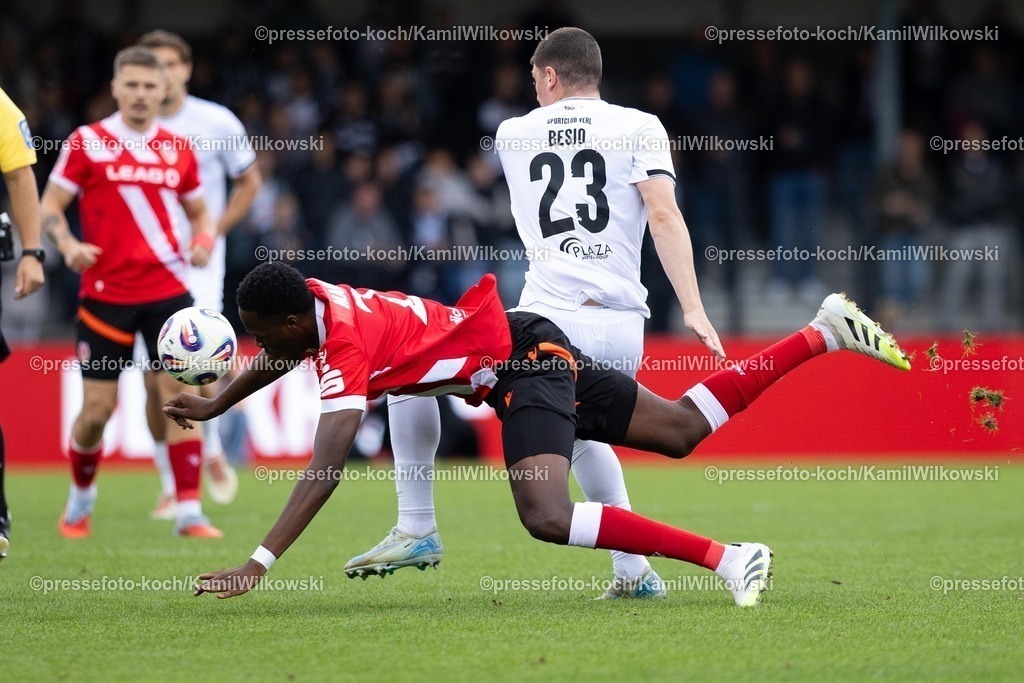 xKWI21092501008 | 21.09.2025,, xkwix, Fußball, Liga3, SC Verl - FC Energie Cottbus, Sportclub Arena: Alessio Besio (SC Verl #23) im Zweikampf gegen King Manu (Energie Cottbus #2)