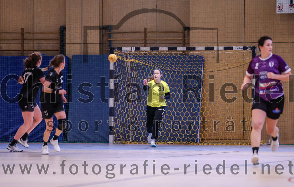 2024-12-14_107_SpVgg_Altenerding_gegen_SVA_Palzing | Erding, Deutschland, 14.12.2024:Handball, Bezirksoberliga Frauen Altbayern 2024 / 2024, 9. Spieltag, SpVgg Altenerding gegen SVA Palzing, Endergebnis: 20:30Christina Schredl (SVA Palzing, #17), Sandra Redl (SVA Palzing, #12), Torfrau Sandra Huber (SVA Palzing, #33), Janina Konrad (SpVgg Altenerding, #2)Foto: Christian Riedel / fotografie-riedel.net