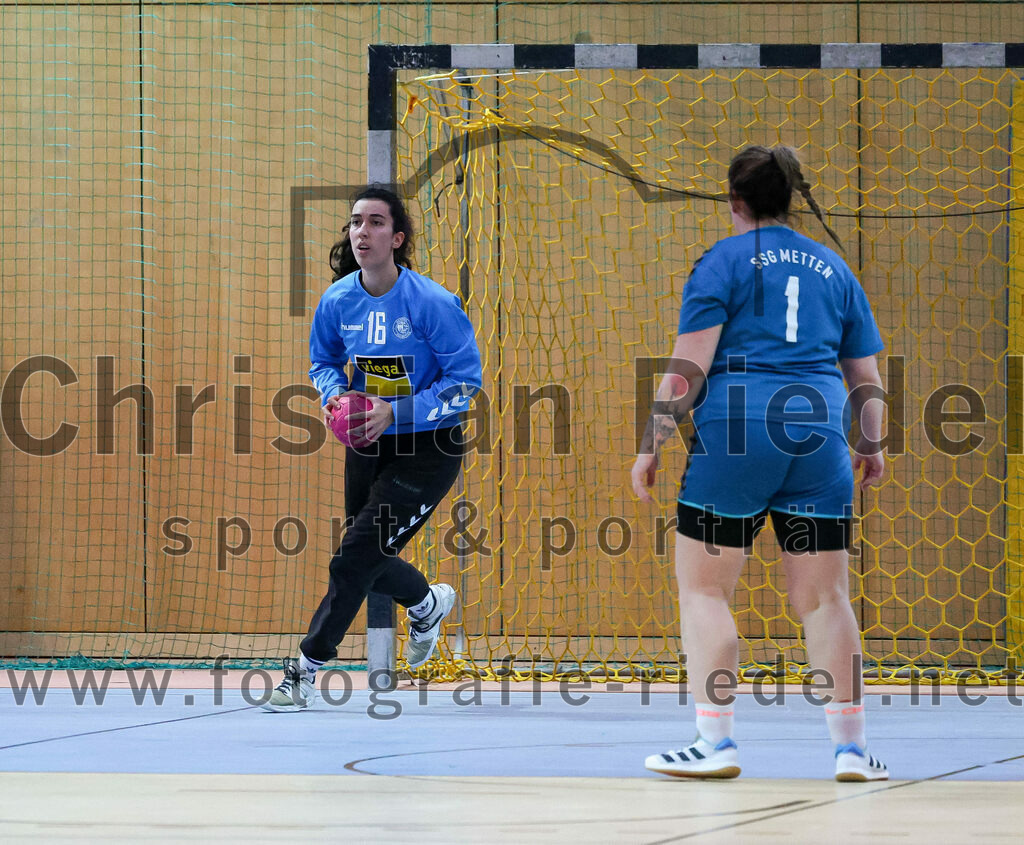 2023-03-11_072_SpVgg_Altenerding_gegen_SSG_Metten_Frauen | Erding, Deutschland, 11.03.2023:
Handball, Bezirksoberliga Frauen Altbayern 2022 / 2023, 13. Spieltag, SpVgg Altenerding gegen SSG Metten, Endergebnis: 32:26

Rebecca Tragl (SSG Metten, #16), Vanessa Riedl (SSG Metten, #1)

Foto: Christian Riedel / fotografie-riedel.net