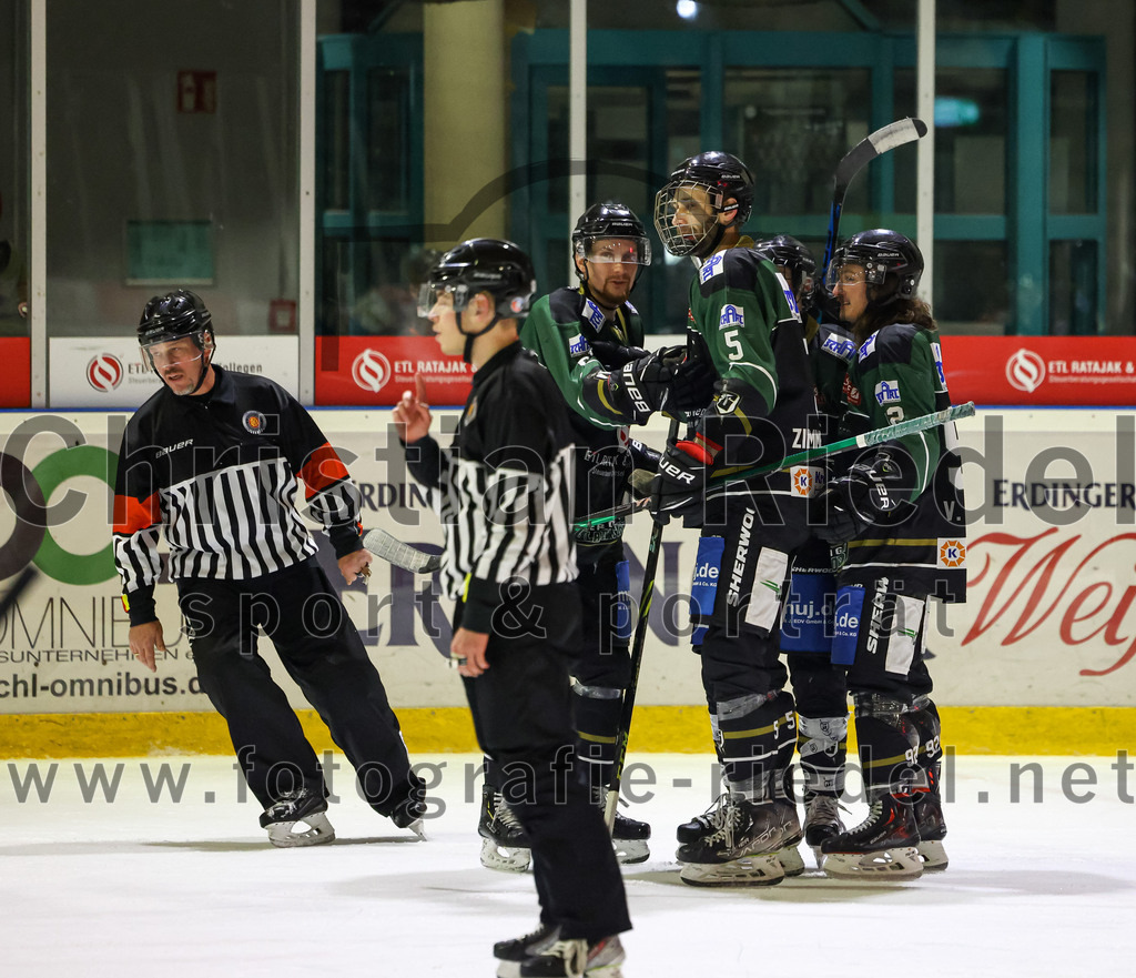 2022-12-09_135_TSV_Erding_gegen_EHC_Waldkraiburg | Erding, Deutschland, 09.12.2022:
Eishockey, Bayernliga 2022 / 2023, 19. Spieltag, TSV Erding gegen EHC Waldkraiburg, Endergebnis: 9:2

Roni Rukajärvi (Erding Gladiators, #61), Florian Zimmermann (Erding Gladiators, #5), Marius von Friderici-Steinmann (Erding Gladiators, #92)

Foto: Christian Riedel / fotografie-riedel.net