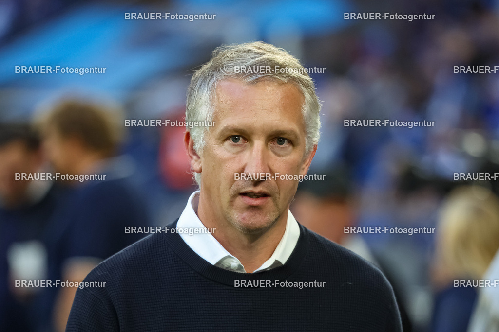 1_S04BER_20250801_0335.JPG -  - FC Schalke 04 - Hertha BSC Berlin - 2. Bundesliga | Gelsenkirchen, Deutschland, 01.08.25: Sport-Vorstand Frank Baumann (FC Schalke 04) schaut waehrend des Spiels der 2. Bundesliga zwischen FC Schalke 04 - Hertha BSC Berlin in der Veltins-Arena am 01. August 2025 in Gelsenkirchen, Deutschland. (Foto von Stefan Brauer/Brauer-Fotoagentur)DFB/DFL REGULATIONS PROHIBIT ANY USE OF PHOTOGRAPHS AS IMAGE SEQUENCES AND/OR QUASI-VIDEO.