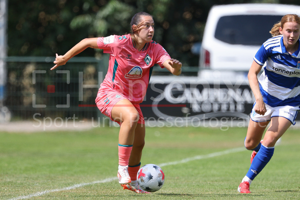 Fussball, Testspiel Frauen, PEC Zwolle - SV Werder Bremen | Wiktoria Zieniewicz (SV Werder Bremen, 3) am Ball, Einzelbild, Ganzkörper, Aktion, Action, Spielszene