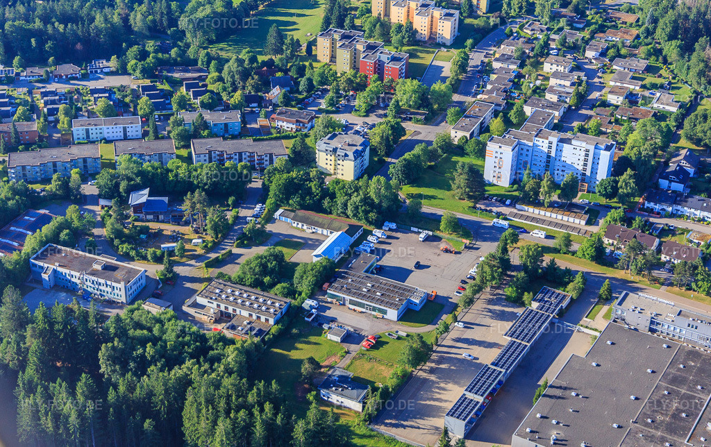 Luftbild: Industriegebiet Feldbergstraße mit Gebrüder Kieninger und swiss TAC GmbH Germany im Ortsteil Saint Georgen im Schwarzwald in St. Georgen im Schwarzwald im Bundesland Baden-Württemberg in Deutschland.Foto: IMG_149179.jpg vom 29.06.2025 durch Werner Riehm/FLY-FOTO.deGebr. Kieninger GmbH Werkzeugbau und KunstoffspritzgussWWW.SWISSTAC.DE