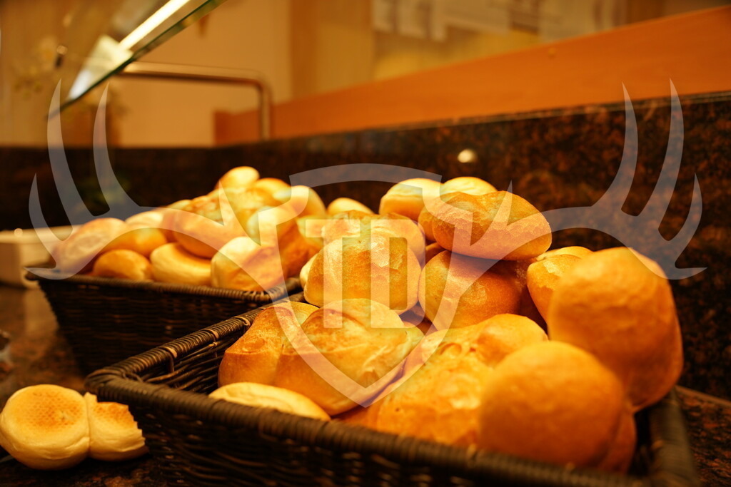 Reichhaltiges Frühstücksbuffet im Sportpark Rabenberg | Fotogalerie der Treibjagd im Dunkelwald - Dein MTB Etappenrennen im Erzgebirge - Realisiert mit Pictrs.com