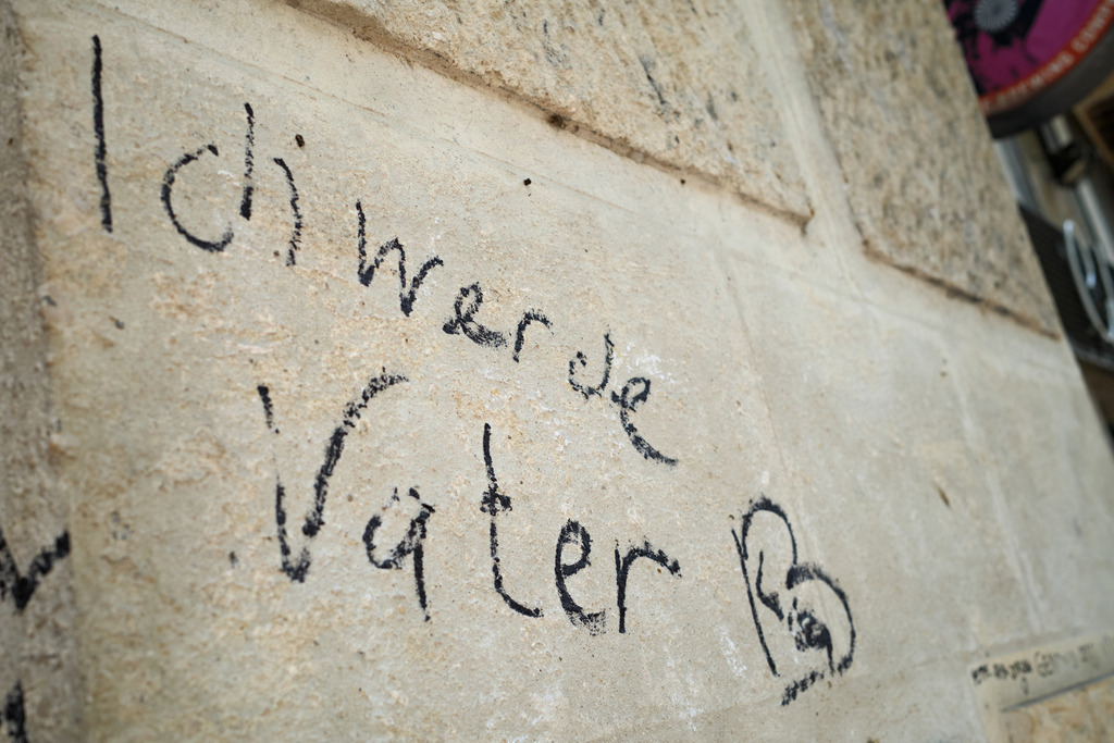 Mauer mit Aufschrift ich werde Vater | Wien, Austria - June 09, 2025: Mauer mit Aufschrift ich werde Vater und einem Herz. - Realisiert mit Pictrs.com