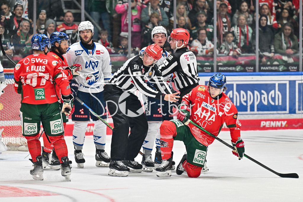 Augsburger Panther - Adler Mannheim | ein heisses Duell zwischen Augsburg und Mannheim, Zach SOLOW (Adler Mannheim 73) und Tim WOHLGEMUTH (Augsburger Panther 33) / DEL: Augsburger Panther - Adler Mannheim; Curt Frenzel Stadion am 14.09.2025