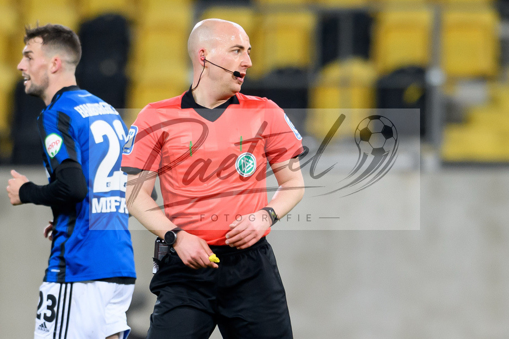 SGDHSV20220114_145 | Fussball, Herren: Schiedsrichter Nicolas Winter schaut bei dem Spiel der 2. Bundesliga zwischen SG Dynamo Dresden und Hamburger SV im Rudolf-Harbig-Stadion am 14.01.2022 in Dresden, Deutschland.DFB / DFL REGULATIONS PROHIBIT ANY USE OF PHOTOGRAPHS AS IMAGE SEQUENCES AND/OR QUASI-VIDEO. - Realisiert mit Pictrs.com