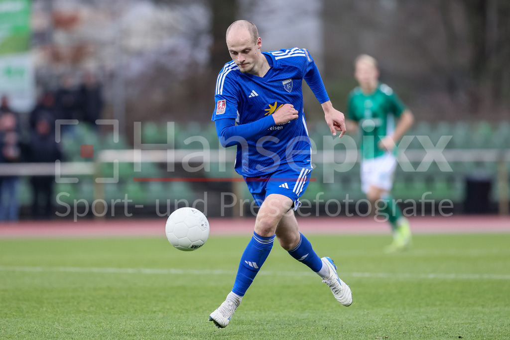Fussball, Regionalliga Nord, SV Werder Bremen II - BSV Kickers Emden | v.li.: Tim Dietrich (Kickers Emden, 2) am Ball, Einzelbild, Ganzkörper, Aktion, Action, Spielszene
