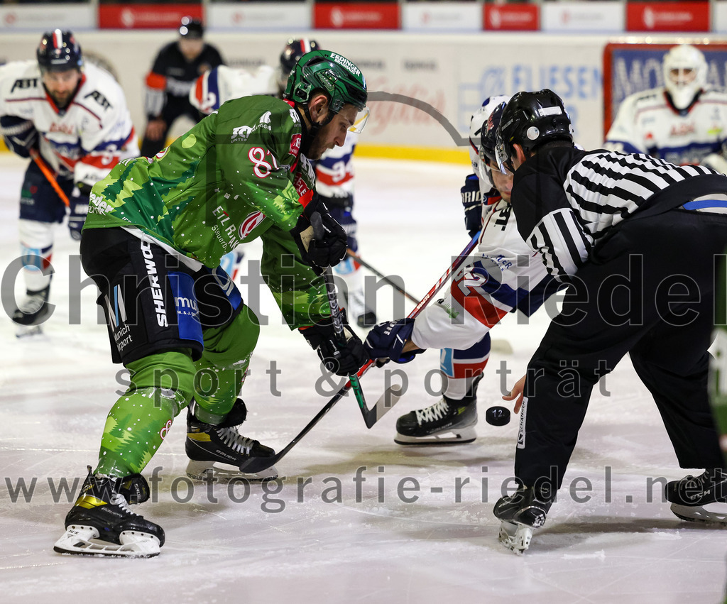 2023-12-17_071_TSV_Erding_gegen_ESC_Kempten | Erding, Deutschland, 17.12.2023:
Eishockey, Bayernliga Vorrunde 2023 / 2024, 18. Spieltag, TSV Erding gegen ESC Kempten, Endergebnis: 5:1

Maximilian Forster (Erding Gladiators, #81)

Foto: Christian Riedel / fotografie-riedel.net