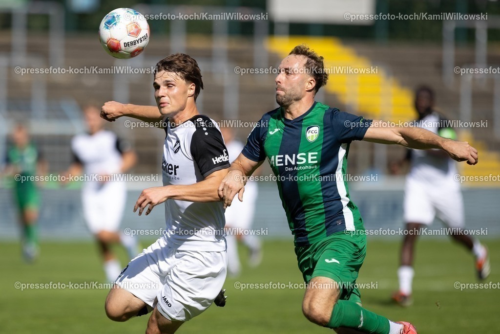 xKWIx13092501043 | 13.09.2025, xkwix, Fußball, Regionalliga West, FC Gütersloh - SV Rödinghausen, Ohlendorf Stadion im Heidewald: Leonard Köhler (SV Rödinghausen #14) im Zweikampf gegen Julius Langfeld (FC Gütersloh #10) 