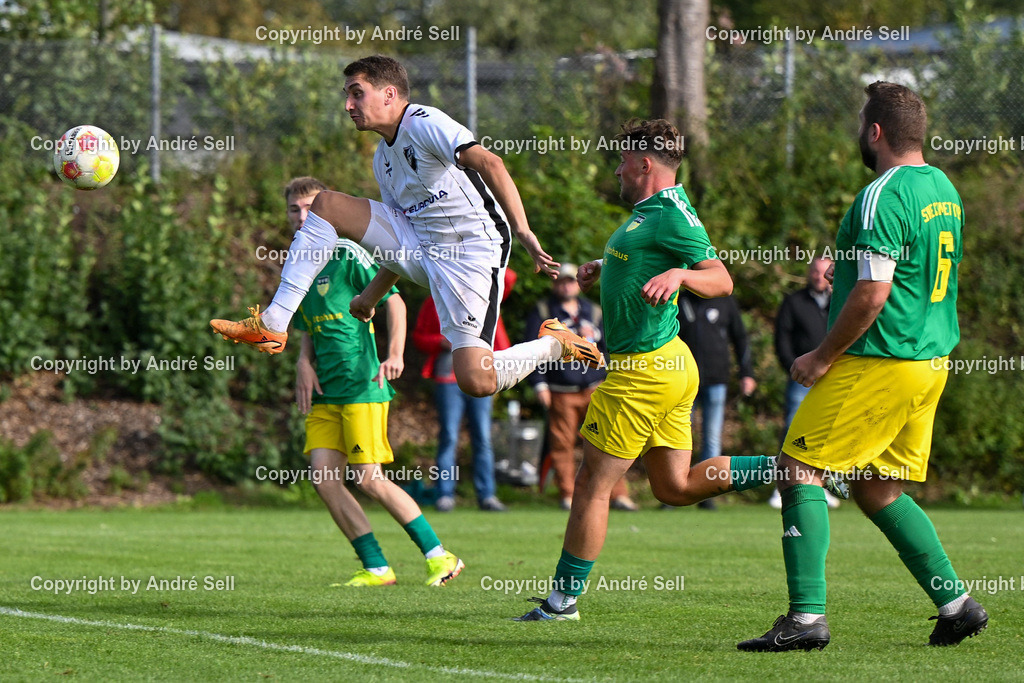 TS Einfeld vs SVE Comet Kiel | Brian Casper (Einfeld #3) erzielt hier das 4-3 vs Jan-Niklas Jendzurek (Comet #22) &amp; Marvin Petersen (Comet #8) &amp; Janneck Rassmanns (Comet #6)  / Fußball-Verbandsliga Ost Männer 2026/2027 / TS Einfeld vs SVE Comet Kiel / C-Platz TSE / Neumünster / 05.09.26 - Realisiert mit Pictrs.com