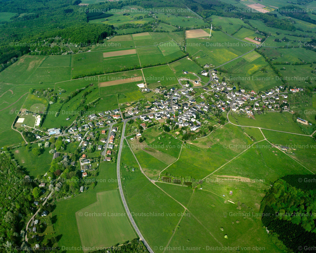 2610001 | RODENROTH 09.06.2006 Landwirtschaftliche Nutzflächen und Feldgrenzen  umsäumen das Siedlungsgebiet des Dorfes in Rodenroth im Bundesland Hessen, Deutschland // Agricultural land and field boundaries surround the settlement area of the village  in Rodenroth in the state Hesse, Germany Foto: Gerhard Launer