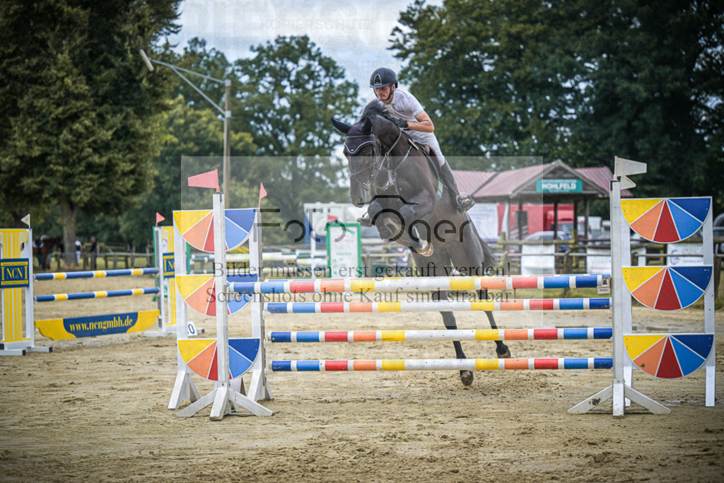 DOS_6018 | Entdecke hochwertige Reitturnierfotos von Foto Oger. Professionell, emotional und authentisch – jetzt Lieblingsmomente im Shop bestellen.Deutschlandweite Turnierfotografie. - Realisiert mit Pictrs.com