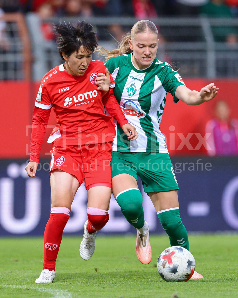 Fussball, Google Pixel Frauen-Bundesliga, 1. FSV Mainz 05 - SV Werder Bremen | v.li.: Yurina Imai (1. FSV Mainz 05, 14) und Marie Gmeineder (SV Werder Bremen, 6) im Zweikampf, Duell, Dynamik, Aktion, Action, Spielszene, DIE DFB-RICHTLINIEN UNTERSAGEN JEGLICHE NUTZUNG VON FOTOS ALS SEQUENZBILDER UND/ODER VIDEOÄHNLICHE FOTOSTRECKEN. DFB REGULATIONS PROHIBIT ANY USE OF PHOTOGRAPHS AS IMAGE SEQUENCES AND/OR QUASI-VIDEO.