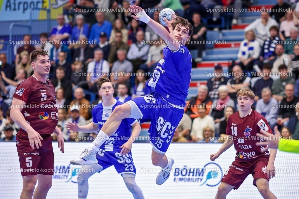 Gum25042501059 | 25.04.2025, Handball, HBL, VfL Gummersbach - 1. VfL Potsdam, Schwalbe-Arena: Miro Schluroff (GUM #15) wirft den Ball auf das Tor 