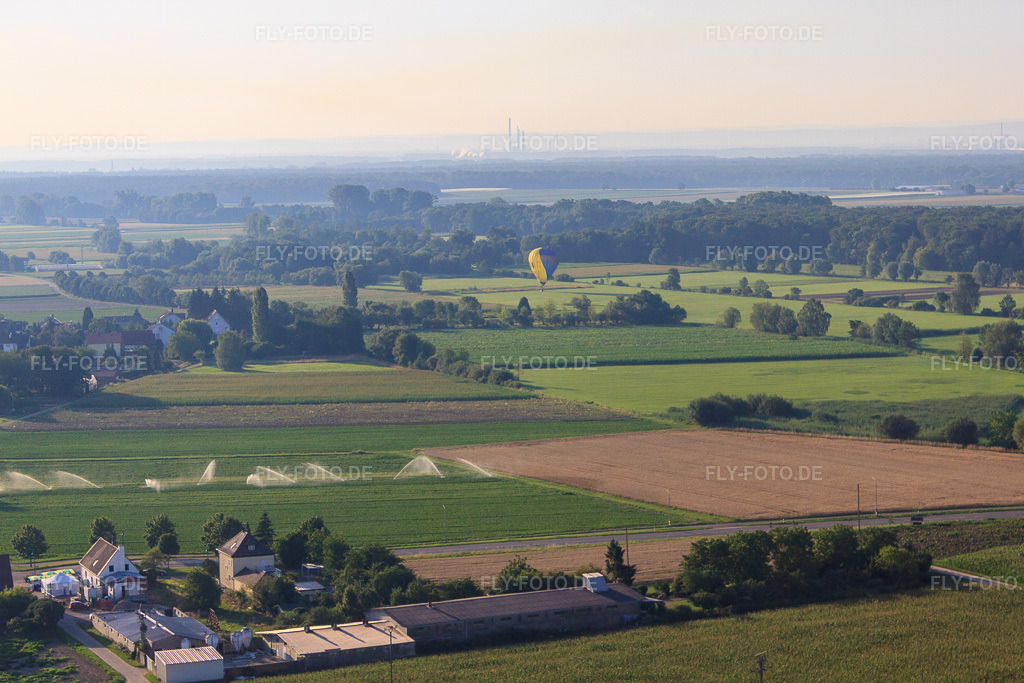 Luftbild: Landung eines Heissluftballons D-OTKA in Erlenbach bei Kandel im Bundesland Rheinland-Pfalz in Deutschland. Foto: IMG_70225.jpg vom 19.07.2014 durch Werner Riehm/FLY-FOTO.de