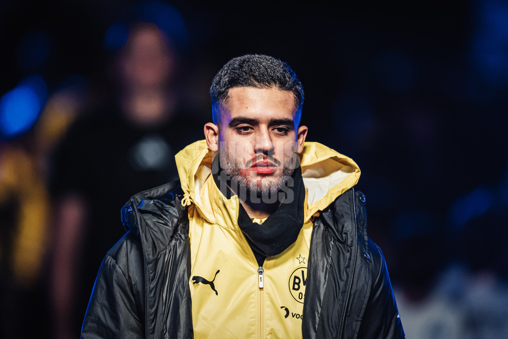 Fußball | Männer | Saison 2025/2026 | 1. Fußball-Bundesliga | 10. Spieltag | Hamburger SV vs. Borussia Dortmund | 08.11.2025 | Yan Couto (#2, Borussia Dortmund) Einlauf ins Stadion