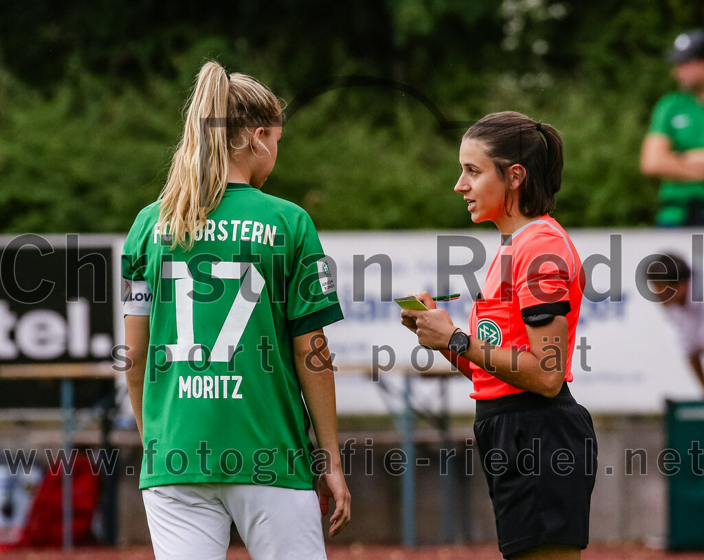 2023-10-07_019_FC_Forstern_gegen_Karlsruher_SC | Forstern, Deutschland, 07.10.2023:
Fußball, B-Juniorinnen-Bundesliga Süd 2023 / 2024, 4. Spieltag, FC Forstern gegen Karlsruher SC, Endergebnis: 1:1

Yanica Moritz (FC Forstern, #17), Schiedsrichterin Marie-Theres Mühlbauer

Foto: Christian Riedel / fotografie-riedel.net