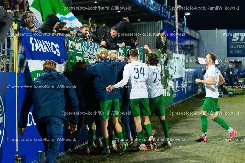 xKWI31102501139 | 31.10.2025, xkwix, Fußball, Regionalliga West, VfL Sportfreunde Lotte - FC Gütersloh, Stadion am Lotter Kreuz: Torjubel nach dem Tor zum 2:2 in der 90. Minuten durch Paolo Maiella (FC Gütersloh #9)