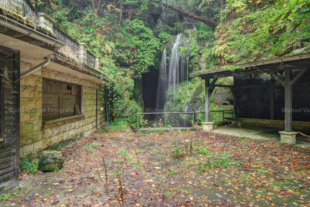 Lost Place Amselfall Sächsische Schweiz | Bereits seit 2018 ist die Amselfallbaude (Gastwirtschaft) am beliebten Ausflugsziel Amselfall im Basteigebiet nach einem Felssturz ein Jahr zuvor gesperrt. Die Felsen oberhalb des Amselfalls sind bröckelig und wurden teilweise gesichert, jedoch ist es eher fraglich, ob die Gastwirtschaft je wieder geöffnet wird. Seit der Schließung verfällt das Areal und kann nur über einen überdachten Weg betreten werden. - Realisiert mit Pictrs.com