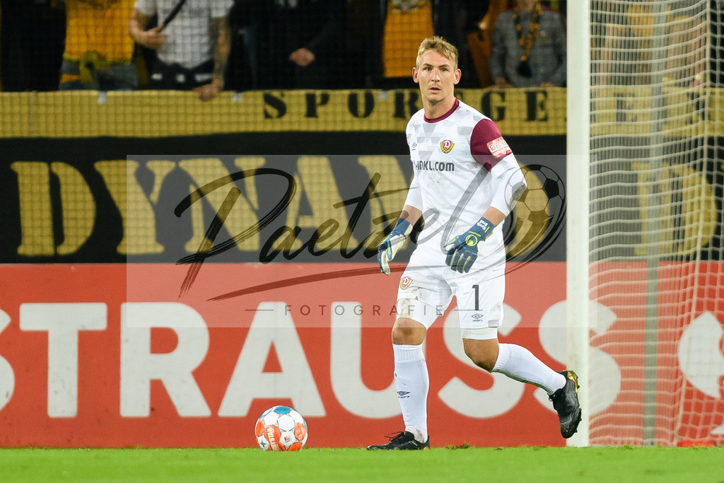 DREPAD20210806_104 | Fussball, Herren: Torwart Kevin Broll (SG Dynamo Dresden) in Aktion, am Ball, Einzelaktion beim Spiel der 1. Runde im DFB-Pokal zwischen SG Dynamo Dresden und SC Paderborn 07 im Rudolf-Harbig-Stadion am 06.08.2021 in Dresden, Deutschland.DFB / DFL REGULATIONS PROHIBIT ANY USE OF PHOTOGRAPHS AS IMAGE SEQUENCES AND/OR QUASI-VIDEO. - Realisiert mit Pictrs.com