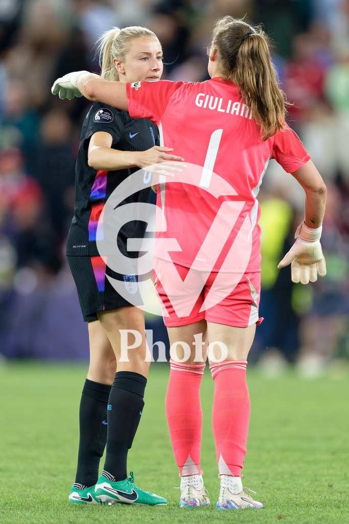 England v Italy - UEFA Women's EURO 2025 Semi-Final | GENEVA, SWITZERLAND - JULY 22:  Leah Williamson of England (L) congratulates Laura Giuliani of Italy (R)  during the UEFA Women's EURO 2025 Semi-Final match between England and Italy at Stade de Geneve on July 22, 2025 in Geneva, Switzerland. (Photo by Giuseppe Velletri/Sports Press Photo/Getty Images)