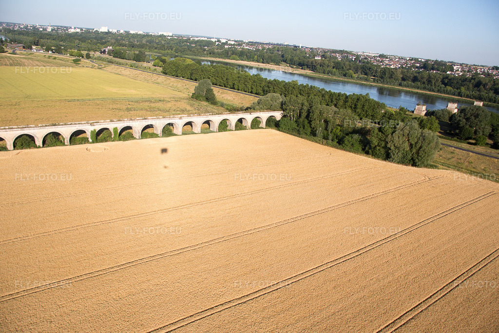Vue aérienne: Viaduc à Vineuil/Loire à Vineuil dans le département Loir et Cher, France – .Photo: IMG_082085.jpg prise le 20/06/2015 par Werner Riehm/FLY-FOTO.eu – Résolution de l'original: 5472 x 3648 px