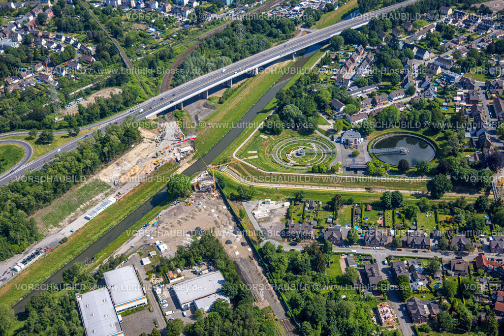 Bottrop220501918 | Luftbild, Baustelle EisenbahnBrücke Abriss über die Emscher, Hasslacher Straße, Bernepark Industriearchitektur und Natur, Süd, Bottrop, Ruhrgebiet, Nordrhein-Westfalen, Deutschland