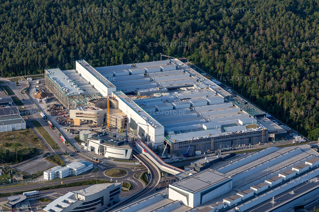 Luftbild: SEW-EURODRIVE GmbH & Co KG – Fertigungswerk und SCC Mechanik/Mechatronik im Ortsteil Graben in Graben-Neudorf im Bundesland Baden-Württemberg in Deutschland. Foto: IMG_133441.jpg vom 12.07.2022 durch Werner Riehm/FLY-FOTO.deWWW.SEW-EURODRIVE.DE