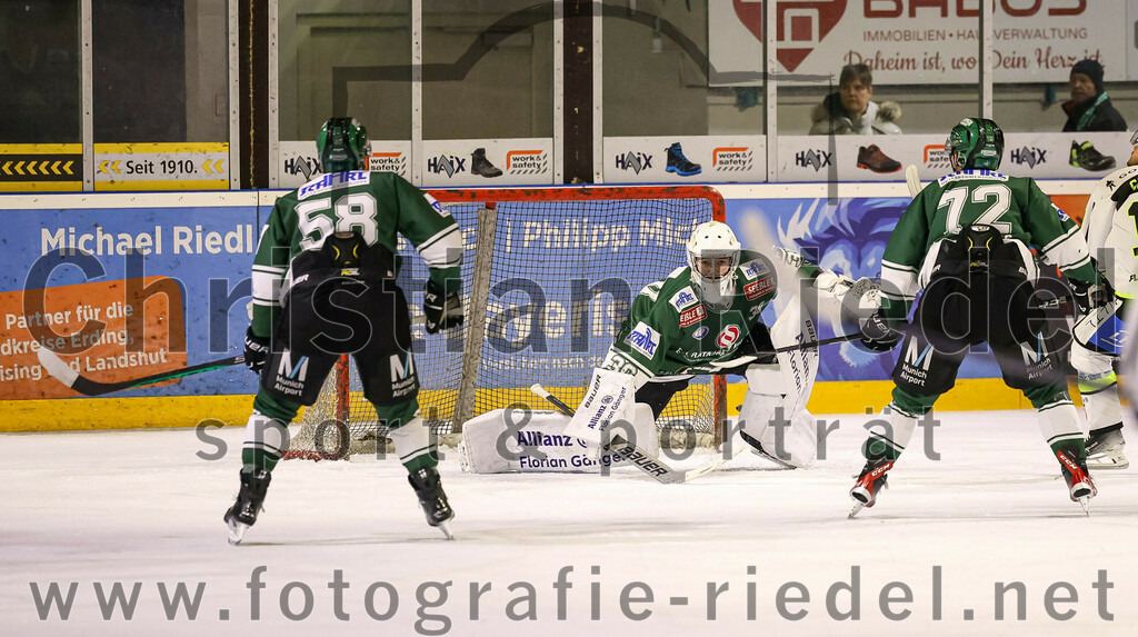 2024-02-02_138_TSV_Erding_gegen_ERSC_Amberg | Erding, Deutschland, 02.02.2024:
Eishockey, Bayernliga Vorrunde 2023 / 2024, 30. Spieltag, TSV Erding gegen ERSC Amberg, Endergebnis: 1:0

Paul Pfenninger (Erding Gladiators, #58), Torwart Patrick Mayer (Erding Gladiators, #30), Leon Abstreiter (Erding Gladiators, #72)

Foto: Christian Riedel / fotografie-riedel.net