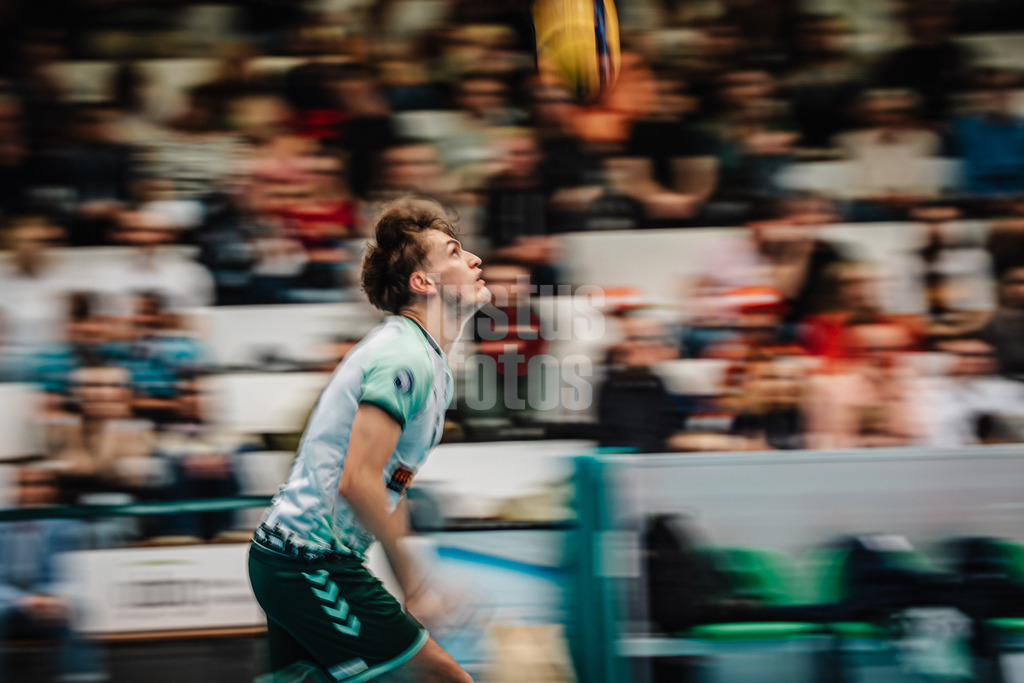 Volleyball | Herren | Saison 2025/2026 | Volleyball Ligacup | FT 1844 Freiburg vs. Helios GRIZZLYS Giesen | 12.10.2024 | Fredrik Frisch (#6, FT 1844 Freiburg) beim Aufschlag Langzeitbelichtung