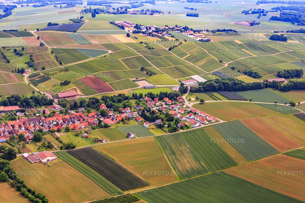Luftbild: Ortsansicht von Südwesten in Steinseltz im Bundesland Bas-Rhin in Frankreich. – Foto: IMG_100734.jpg vom 05.06.2017 durch Werner Riehm/FLY-FOTO.de – Auflösung des Originals: 5472 x 3648 px