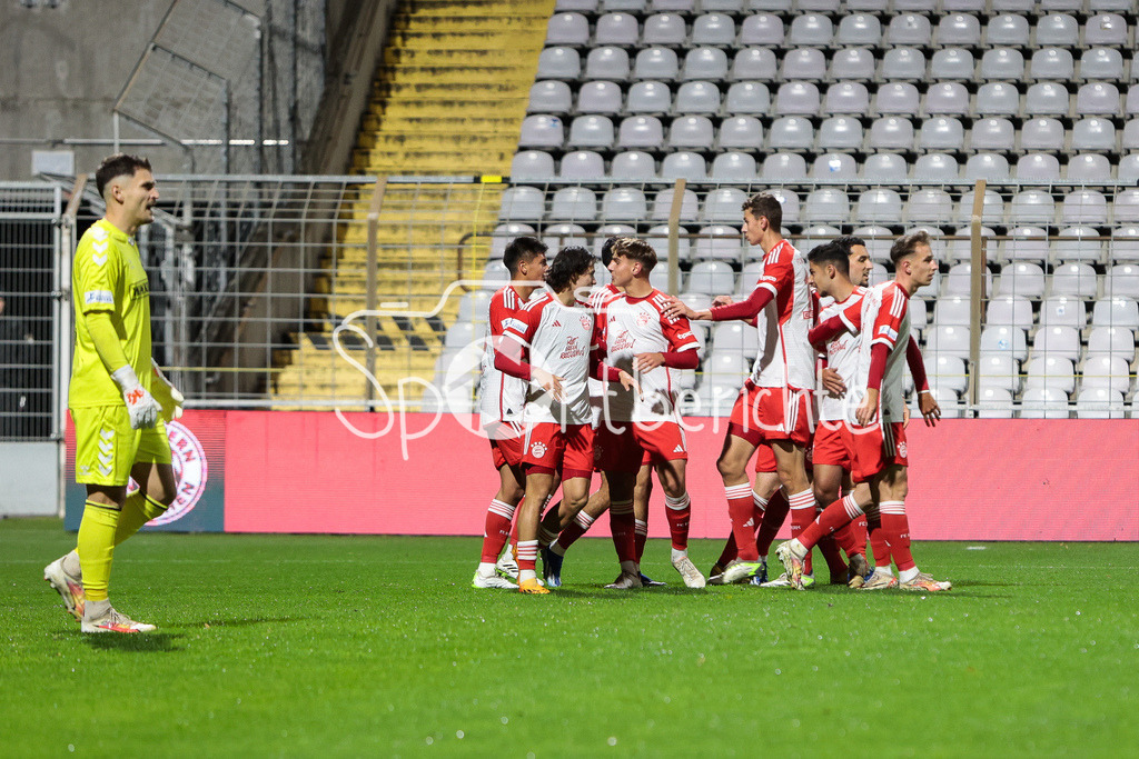 FC Bayern Amateure - SV Wacker Burghausen | Jubel der kleinen Bayern nach dem Tor zum 1-0 durch David JONATHANS (FCB #27) / Torschuetze / Treffer / Torjubel