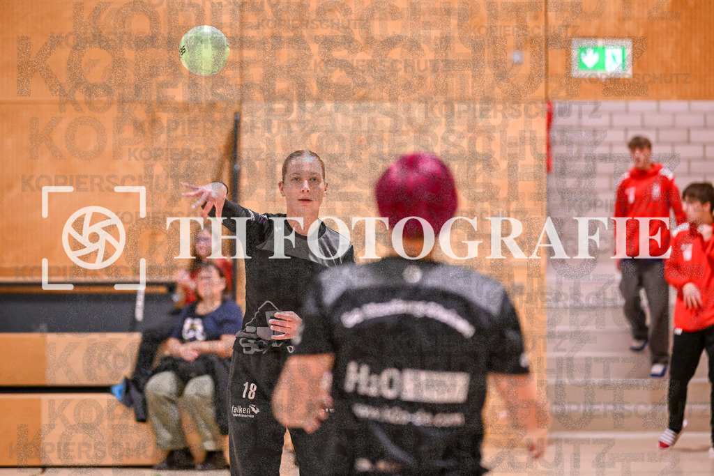 GER, SG Maulburg/Steinen - HSG Dreiland, Frauen-Handball, Oberliga Suedbaden, 3. Spieltag, Saison 2024/2025, 12.10.2024 | Zoe Zscherper (SG Maulburg/Steinen, #18) wirft Stefanie Kovacic (SG Maulburg/Steinen, #42) den Ball zu.GER, SG Maulburg/Steinen - HSG Dreiland, Frauen-Handball, Oberliga Suedbaden, 3. Spieltag, Saison 2024/2025, 12.10.2024Foto: TH Fotografie/Thomas Hess