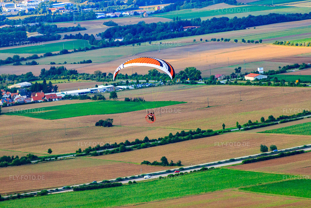 Luftbild: Paragleiter über der A6 in Wattenheim im Bundesland Rheinland-Pfalz in Deutschland. Foto: IMG_20411.jpg vom 22.08.2009 durch Werner Riehm/FLY-FOTO.de